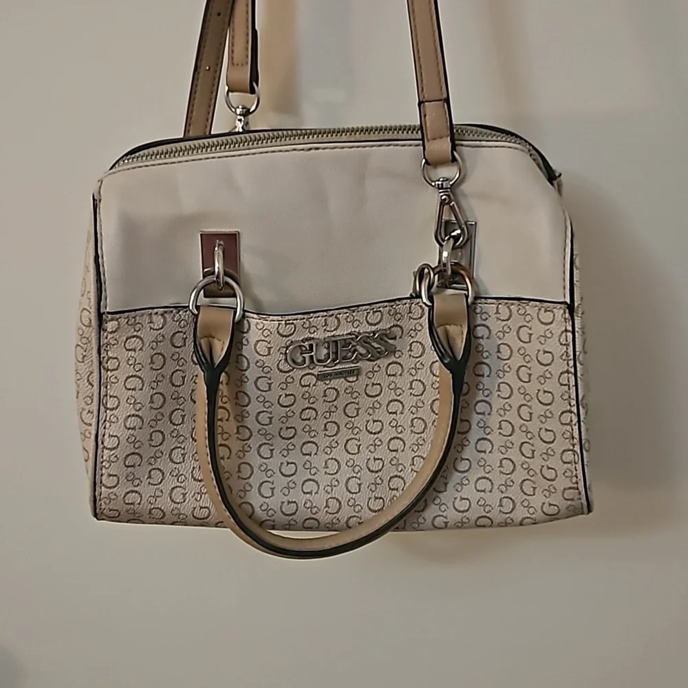 GUESS 1990s Cream Logo Doctor Crossbody Handbag